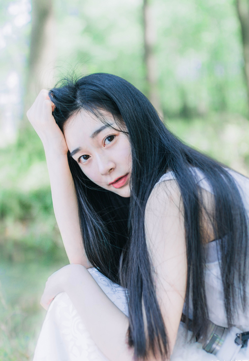 “比之刘璋如何？”庞统没有回答，而是反看向此人，微笑道。
